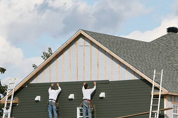 Professional Siding Replacement technician working in Bensenville, IL